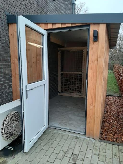 Vakantiehuis Eikzicht Gelegen Aan Het Bos Elsloo  Buitenkant foto