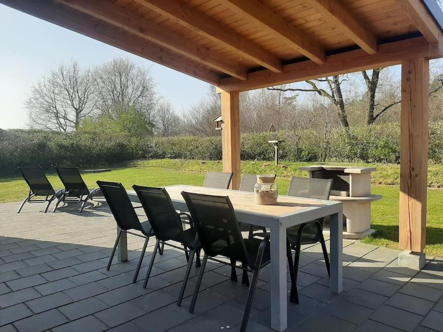 Vakantiehuis Eikzicht Gelegen Aan Het Bos Elsloo  Buitenkant foto